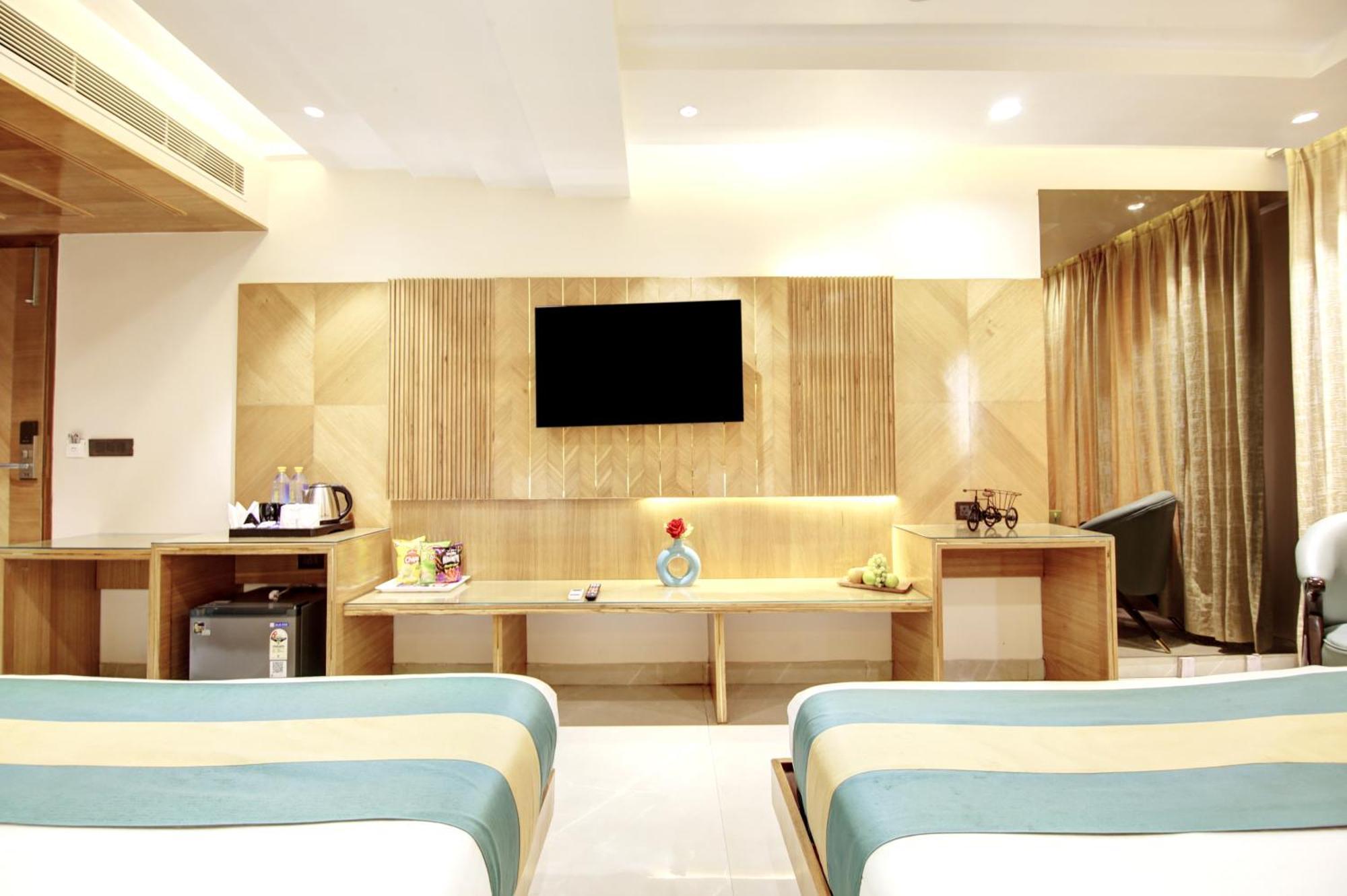 Hotel Krishna Plaza 'New Delhi' - By M S Hospitality Kültér fotó